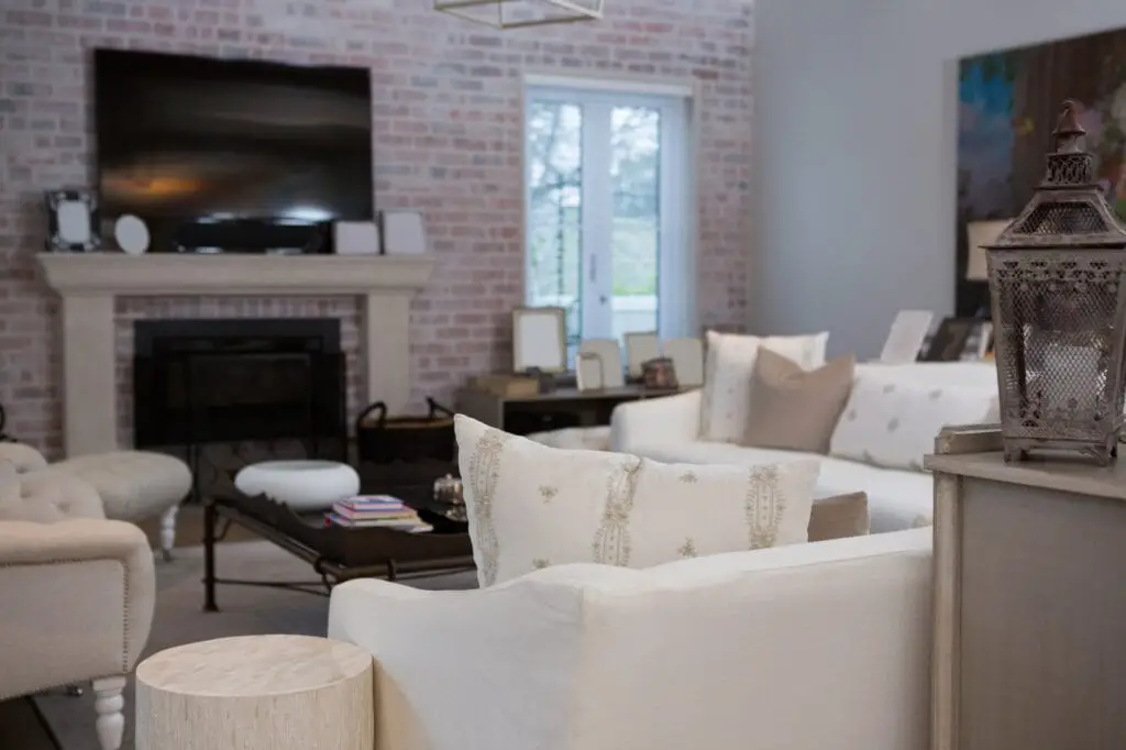 Decorating With What You Already Own: Interior Designers Share Their Best Tips 3 Empty living room